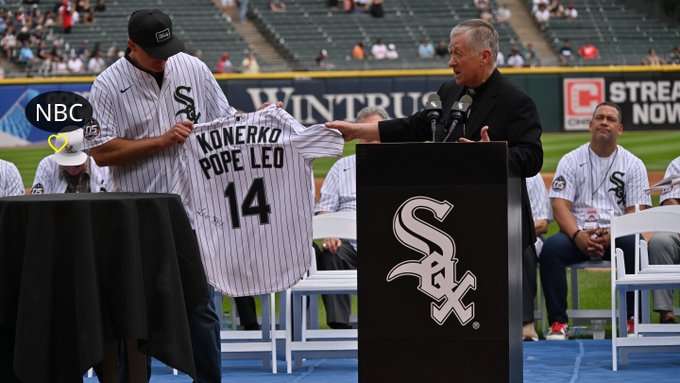 Konerko de Medias Blancas recibe regalo del papa León XIV