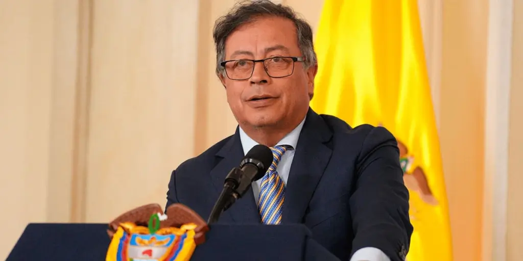 Gustavo Petro denuncia penalmente a Álvaro Leyva por conspiración y traición a la patria