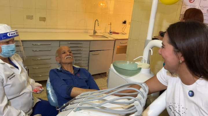 Entregaron 71 prótesis dentales a abuelos en Cumaná