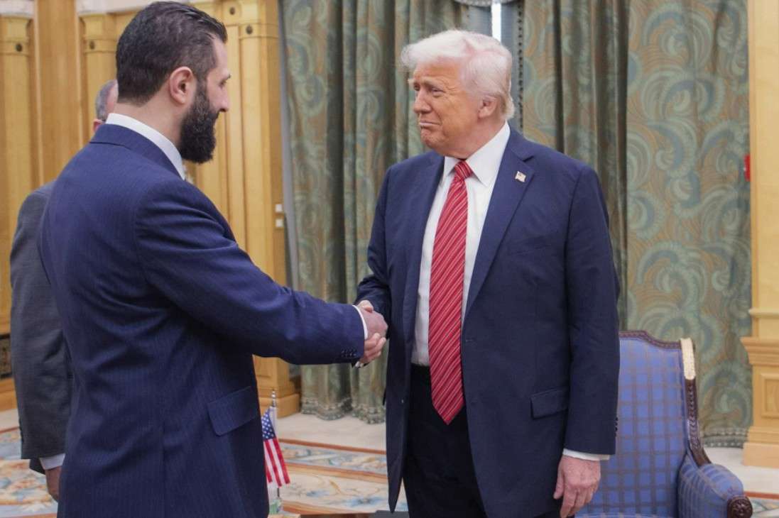 Trump firma orden ejecutiva para levantar mayoría de sanciones contra Siria