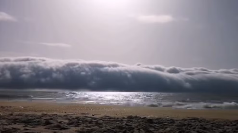Qué es la nube enrollada o tsunami de nubes, el fenómeno que ha desatado el pánico en una playa de Portugal
