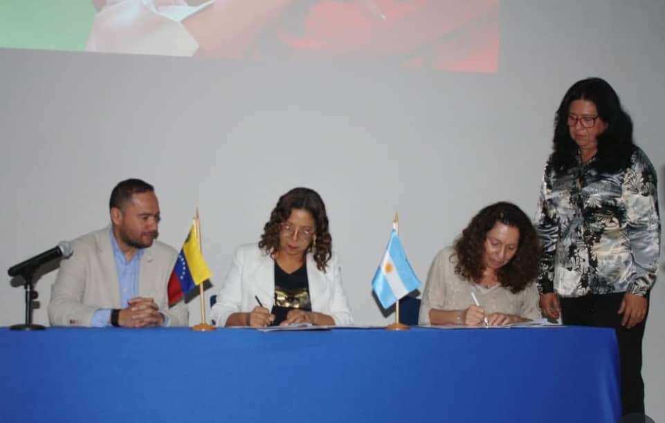 La Uicom firma acuerdo con la Universidad Popular Madres de Plaza de Mayo