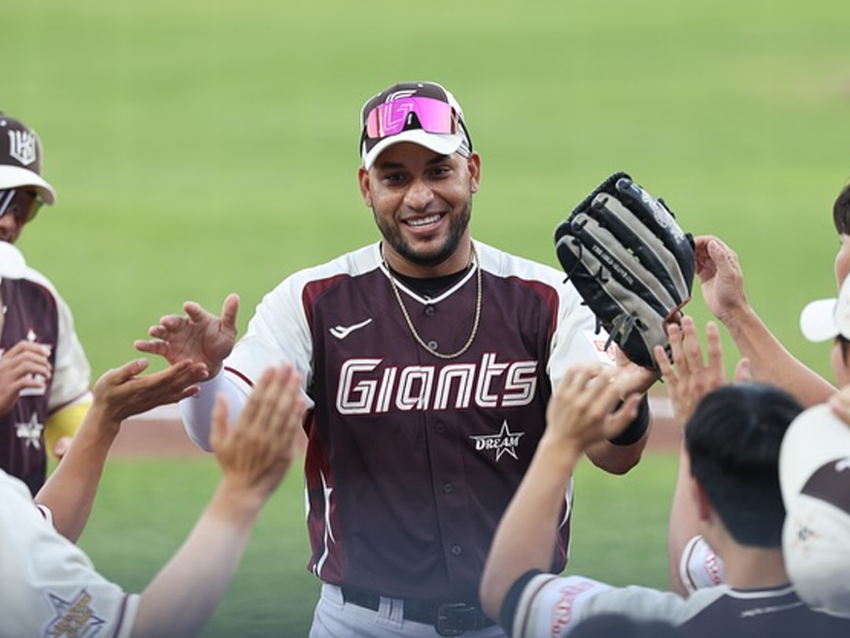 Víctor Reyes es el líder bate de la KBO de Corea