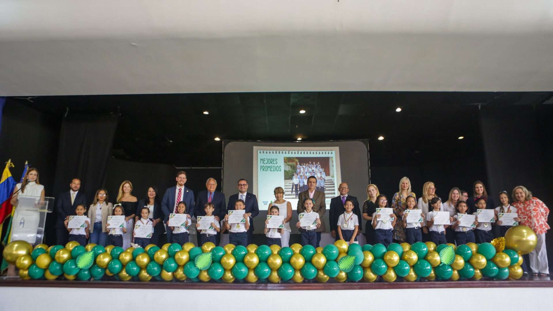 Estudiantes reciben reconocimientos por su rendimiento académico