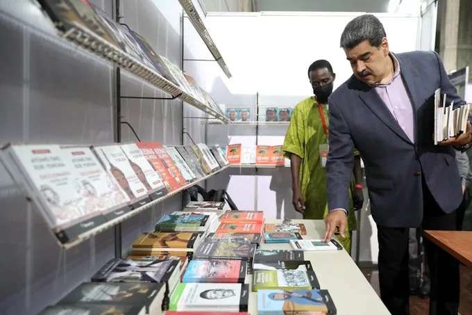Presidente Maduro reitera el llamado a fomentar el uso del libro físico