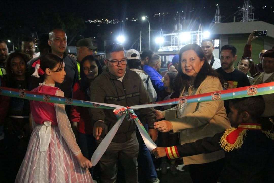 Alcaldesa Carmen Meléndez inauguró la plaza Bolívar de Coche