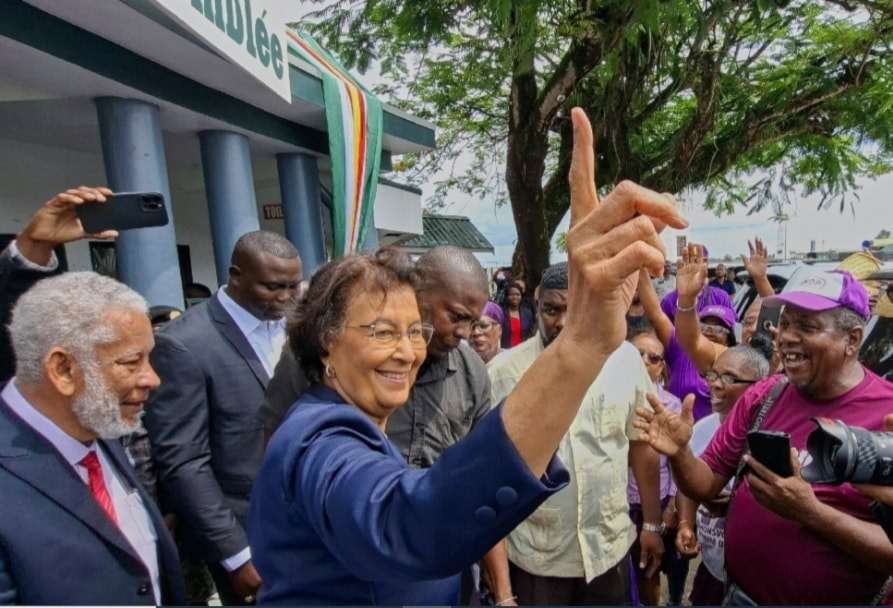 Jennifer Geerlings-Simons toma posesión como primera presidenta de Surinam