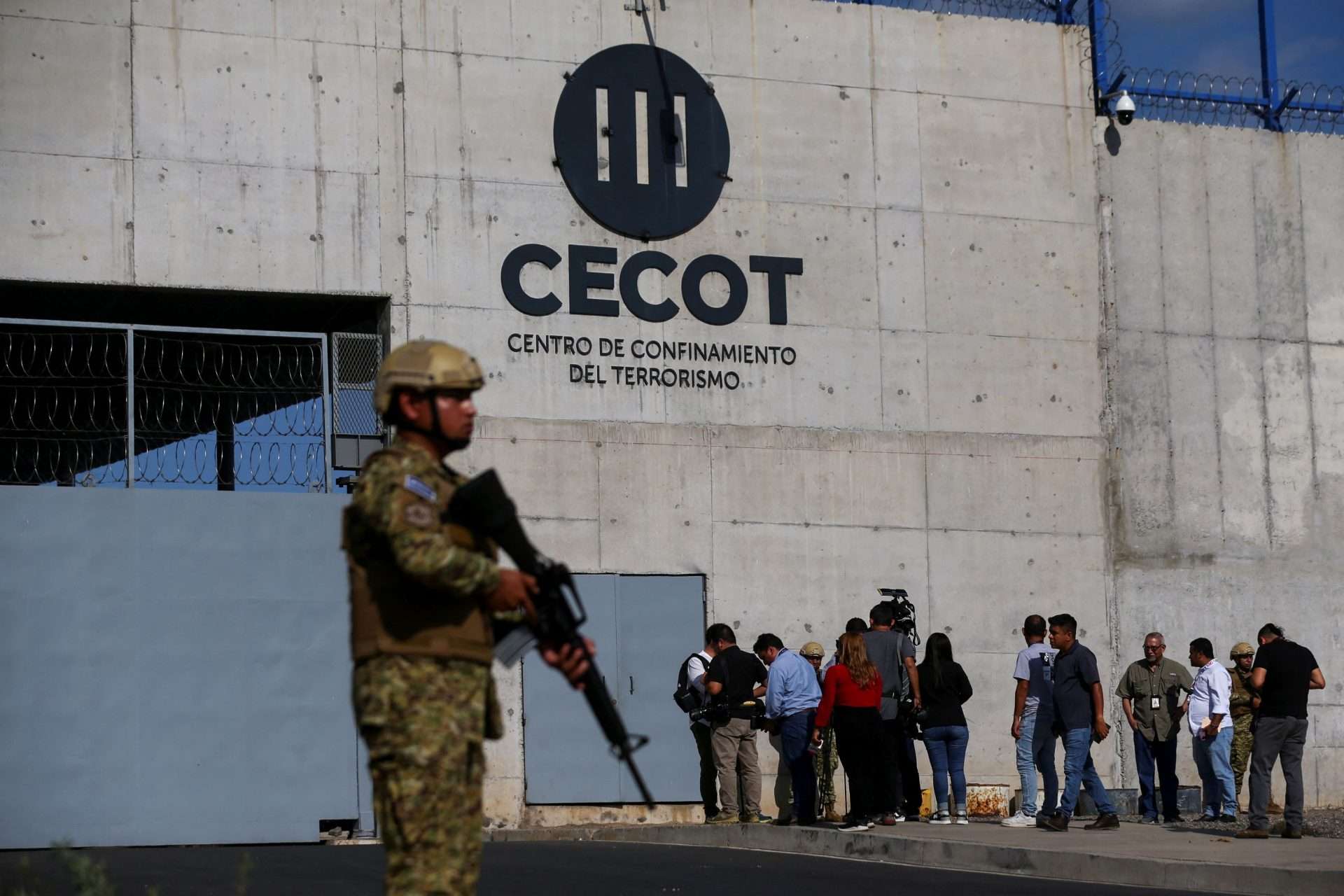 El Salvador se lava las manos sobre control de deportados desde EEUU