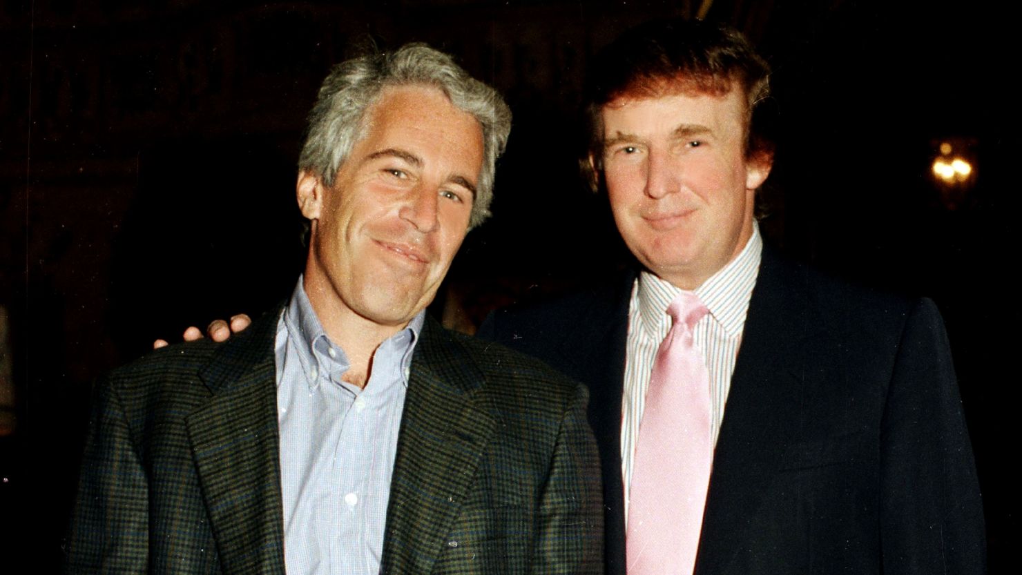 Trump sale salpicado por todas partes en documentos de Epstein
