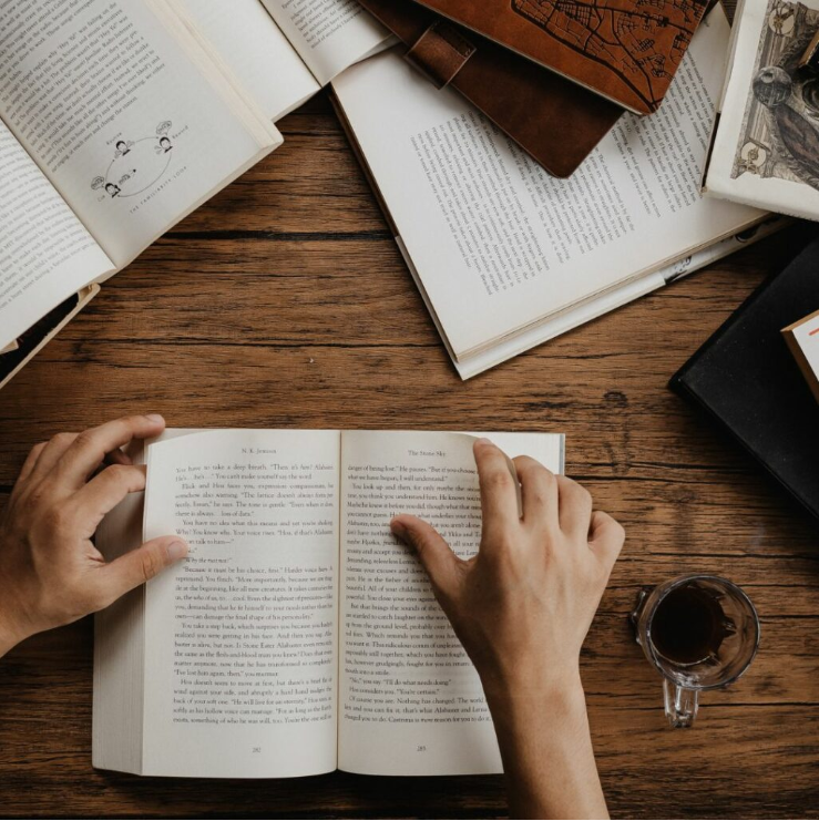 Descorriendo el Telón: 5 Curiosidades de la Literatura que te Dejarán Asombrado