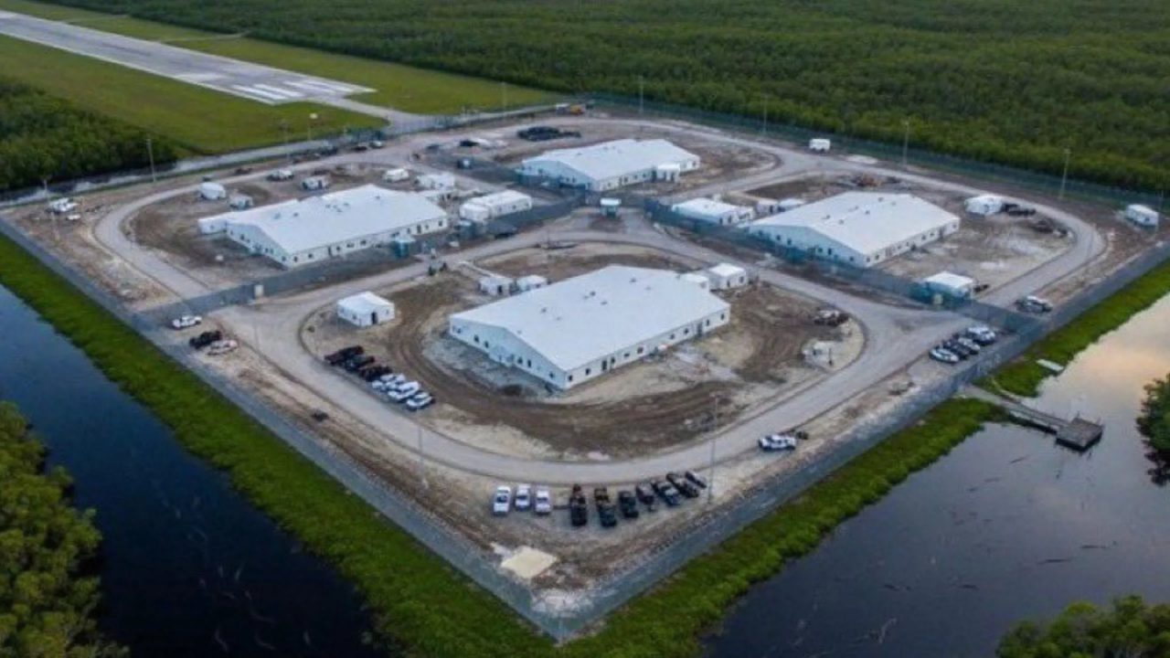 Una jueza federal de EEUU ordenó el cierre del centro de detención migratoria 'Alligator Alcatraz' por daños ambientales