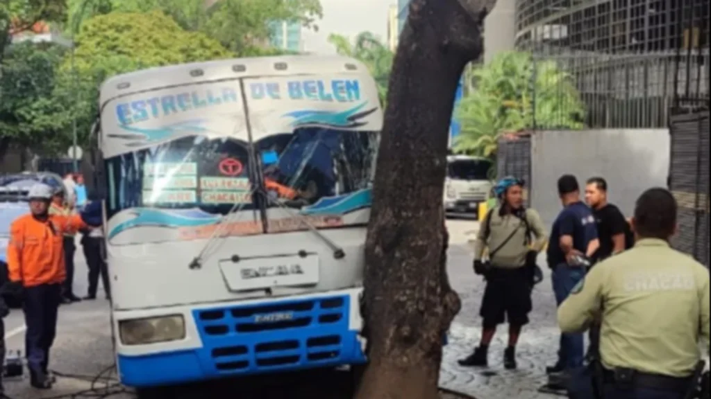 Nueve heridos dejó colisión de transporte público contra un árbol en Chacao