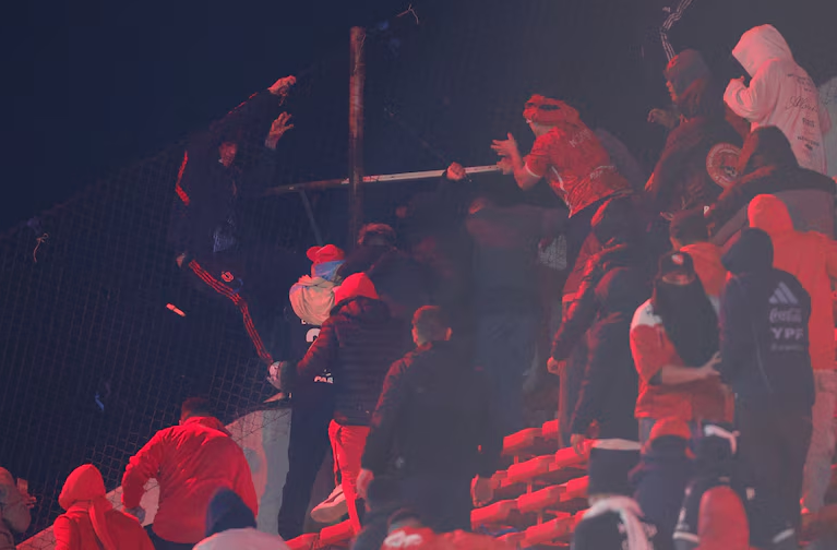 El comunicado de la Conmebol tras la barbarie en Independiente-Universidad de Chile que obligó a la cancelación del juego