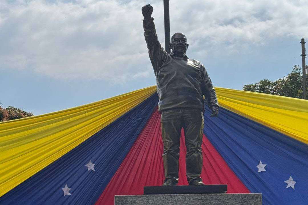 Rinden homenaje al revolucionario Darío Vivas a 5 años de su siembra