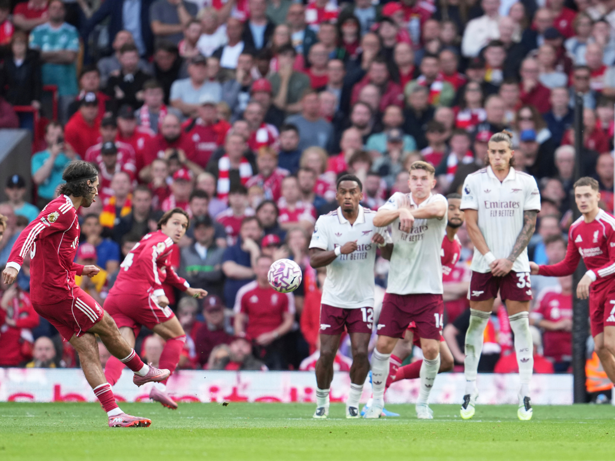 Liverpool venció al Arsenal y sigue liderando la Premier