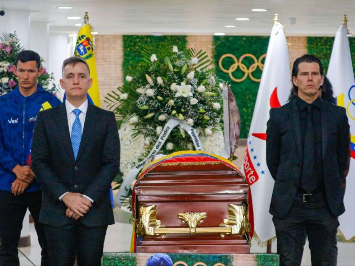 Julio César León recibió emotivo adiós