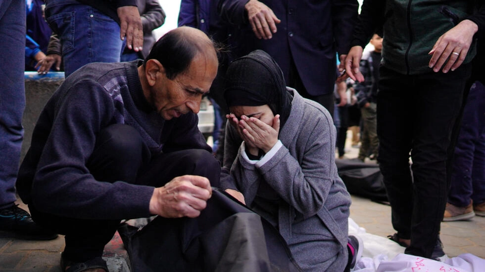 Fuego israelí mata al menos a 18 en Gaza, y enviado de EEUU visita protesta de familias de rehenes