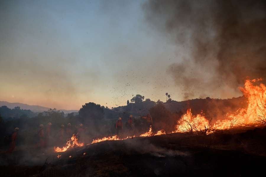 Miles de personas evacuadas por incendios forestales en California