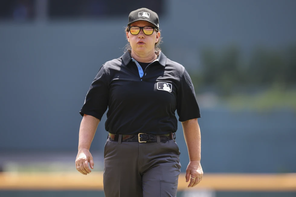 Jen Pawol rompe la barrera de género como la primera umpire en un juego de temporada regular