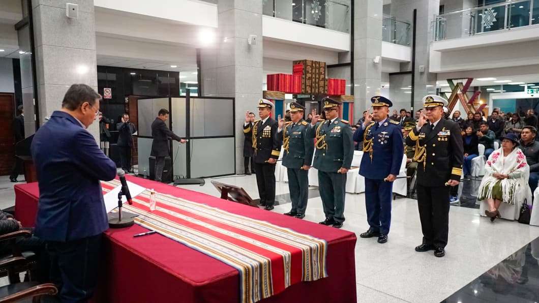 Presidente de Bolivia renueva al alto mando militar
