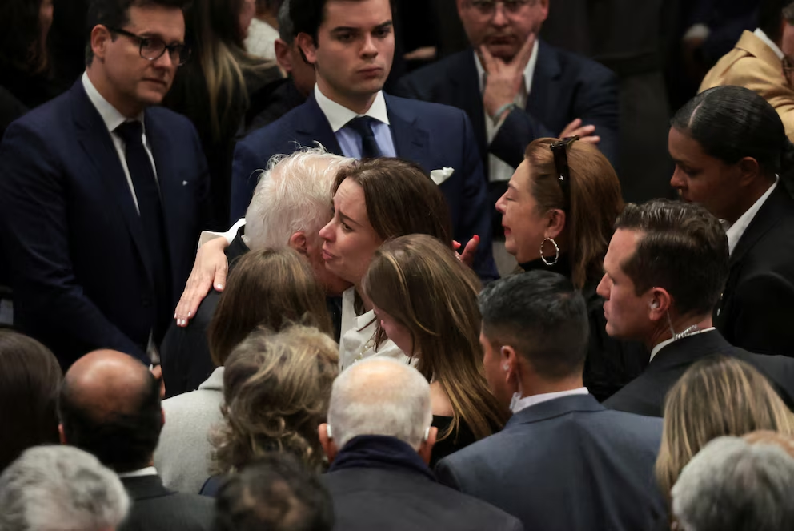 así fue el doloroso abrazo entre la viuda y el padre de Miguel Uribe Turbay