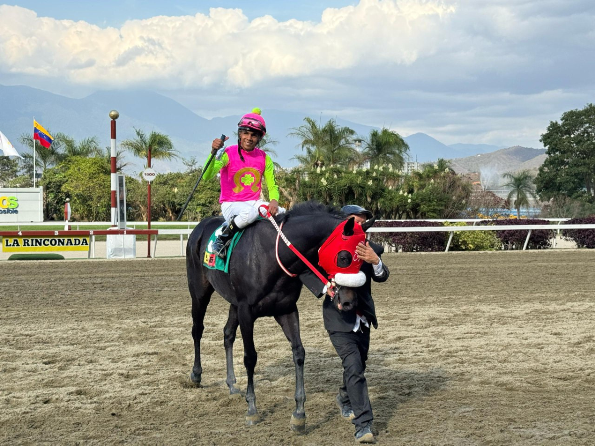 Rafael Alemán con tres cohetes en la reunión 33