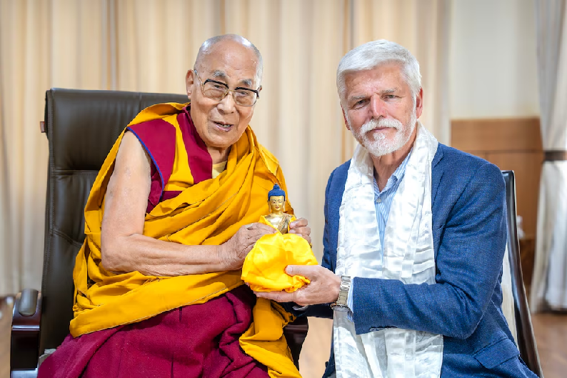 China rompió relaciones diplomáticas con la República Checa por una reunión de Petr Pavelcon con el Dalai Lama