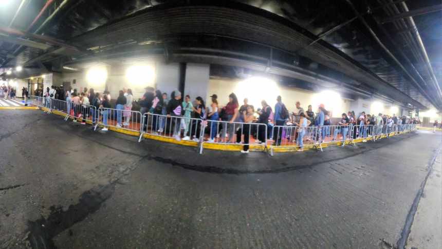 Largas colas y mucha emoción para comprar las entradas para 'La Old School Reggaetón' en el CCCT