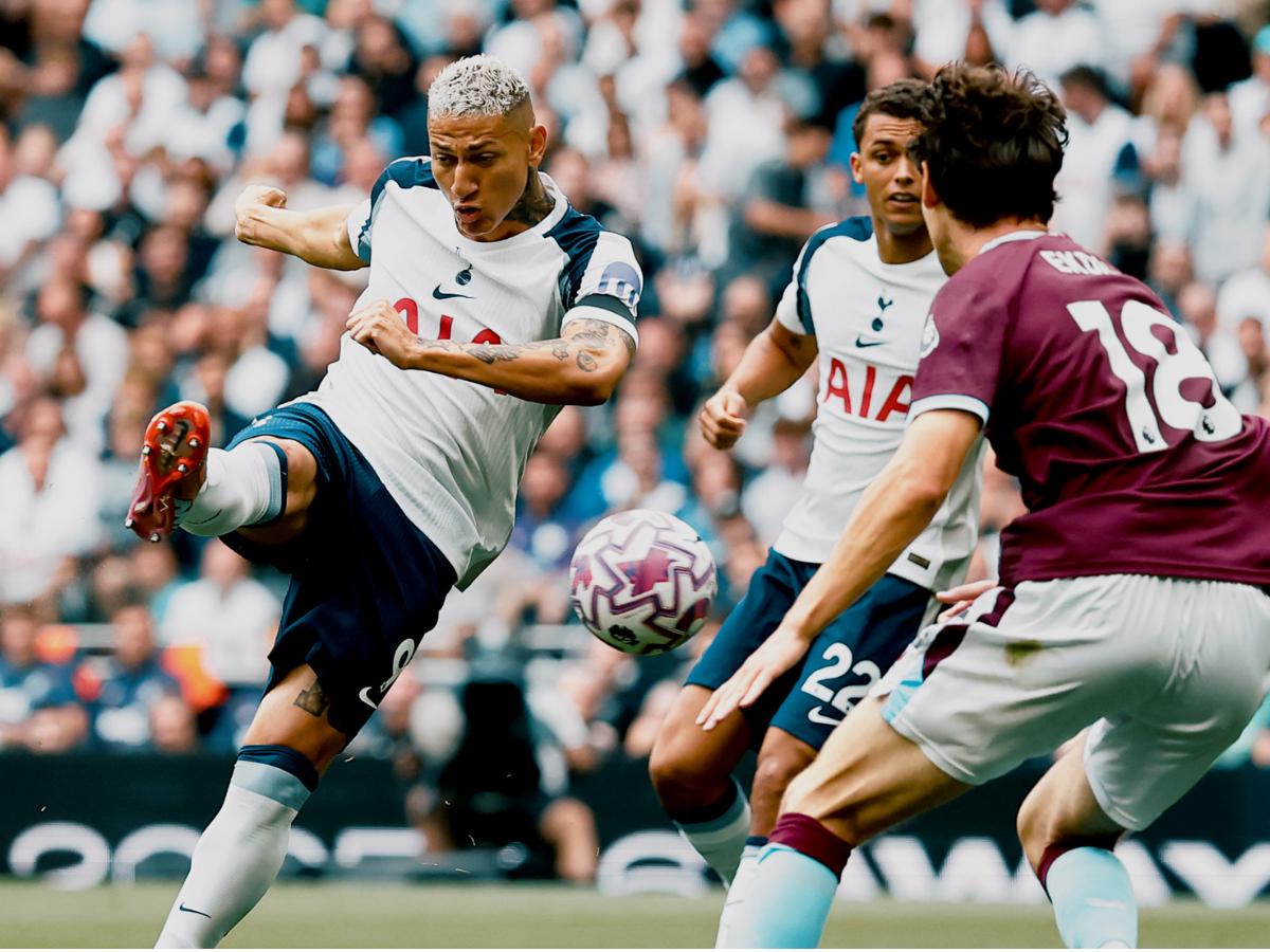Doblete de Richarlison y victoria de los Spurs
