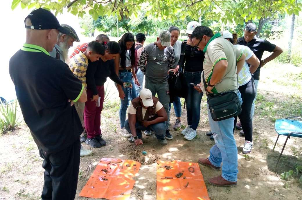 Productores de Guatire reciben capacitación sobre el manejo de suelos