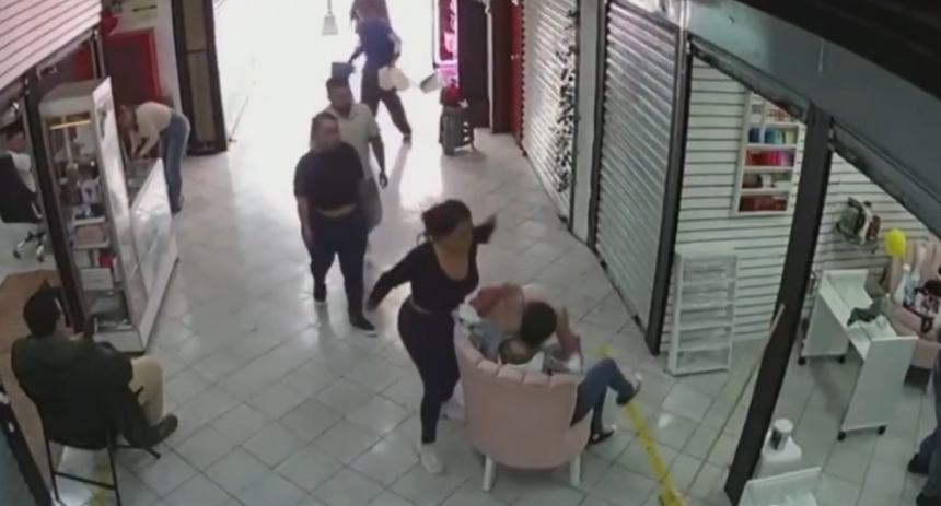 Golpearon a la manicurista venezolana Tatiana Rojas en México por tener más clientes que su exjefa