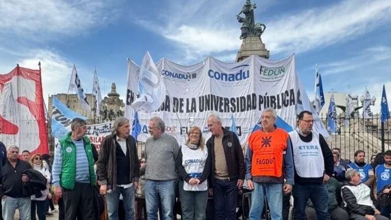 Docentes universitarios de Argentina convocan a paro nacional por mejores salarios