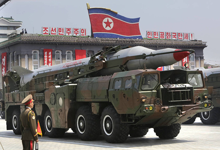 El régimen de Corea del Norte lanzó dos misiles de defensa aérea bajo la supervisión del dictador Kim Jong-un