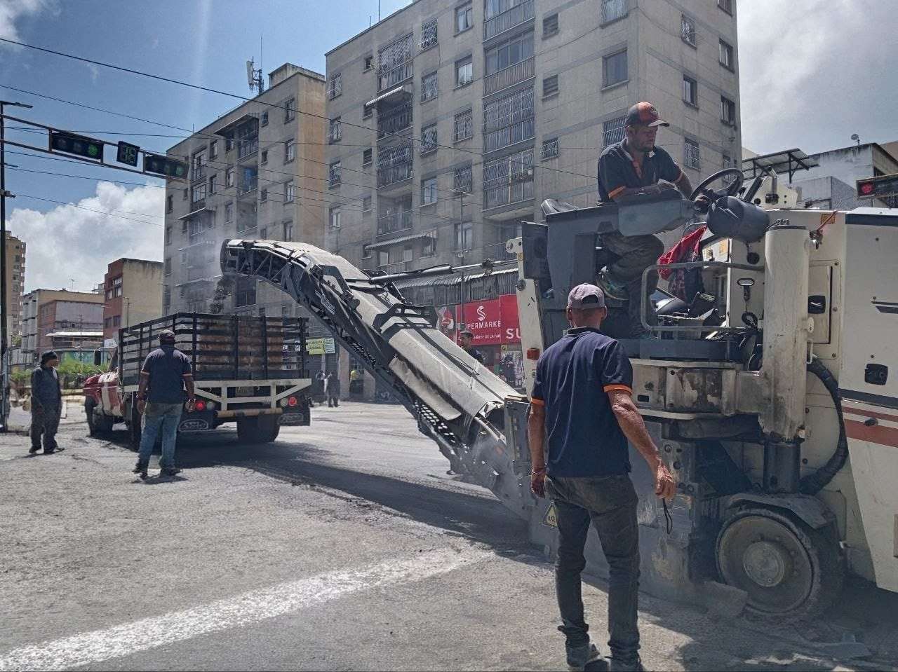 Inician plan de asfaltado en vías principales de Los Teques