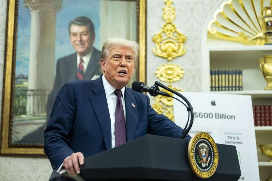 Donald Trump amenaza con despidos masivos