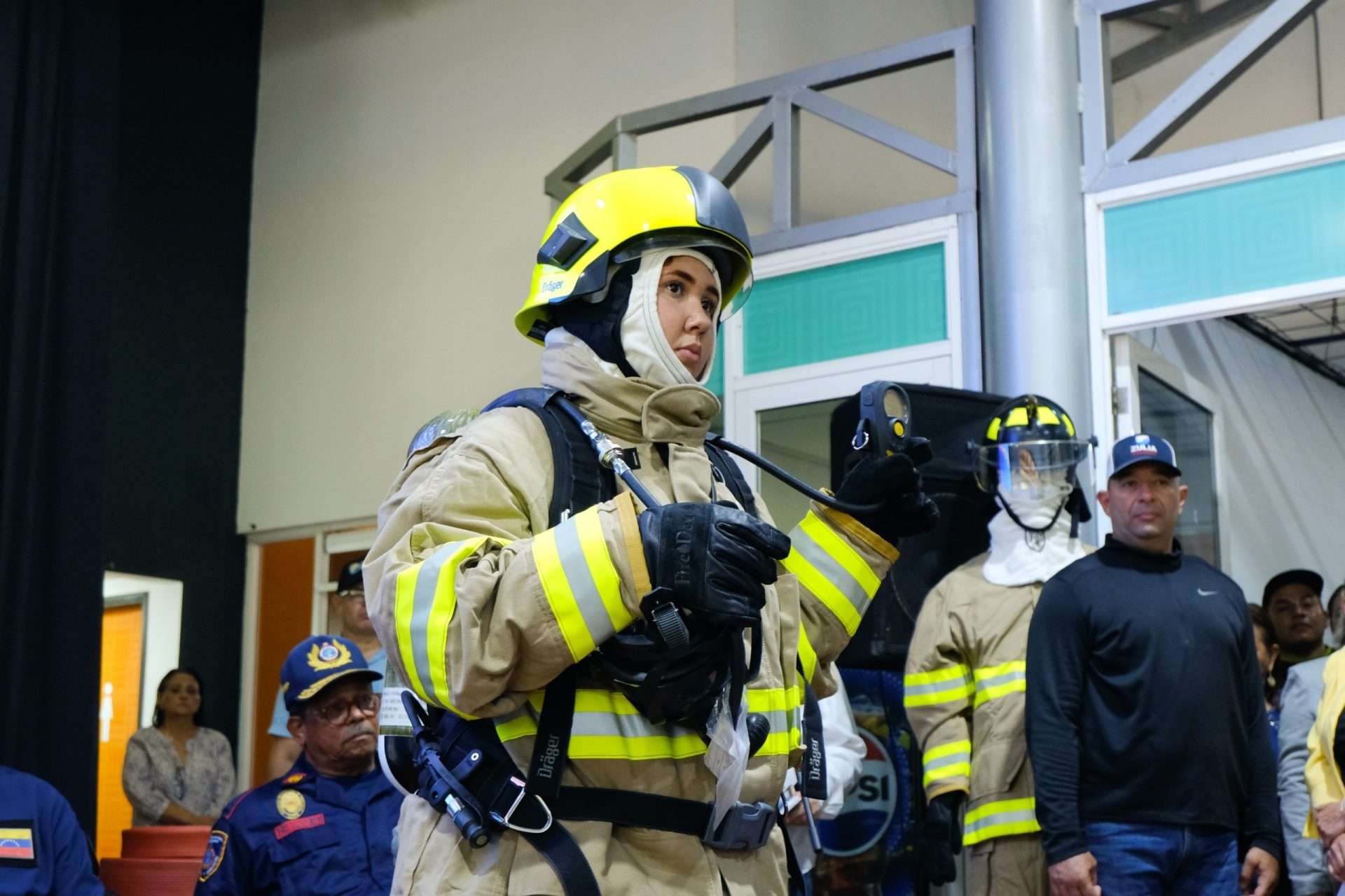 Dotan de trajes e implementos a Bomberos de Maracaibo
