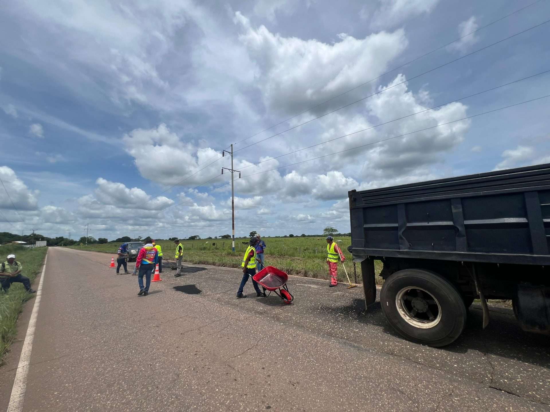 Inició bacheo en tramo Moja Casabe-San Diego de Cabrutica en Anzoátegui