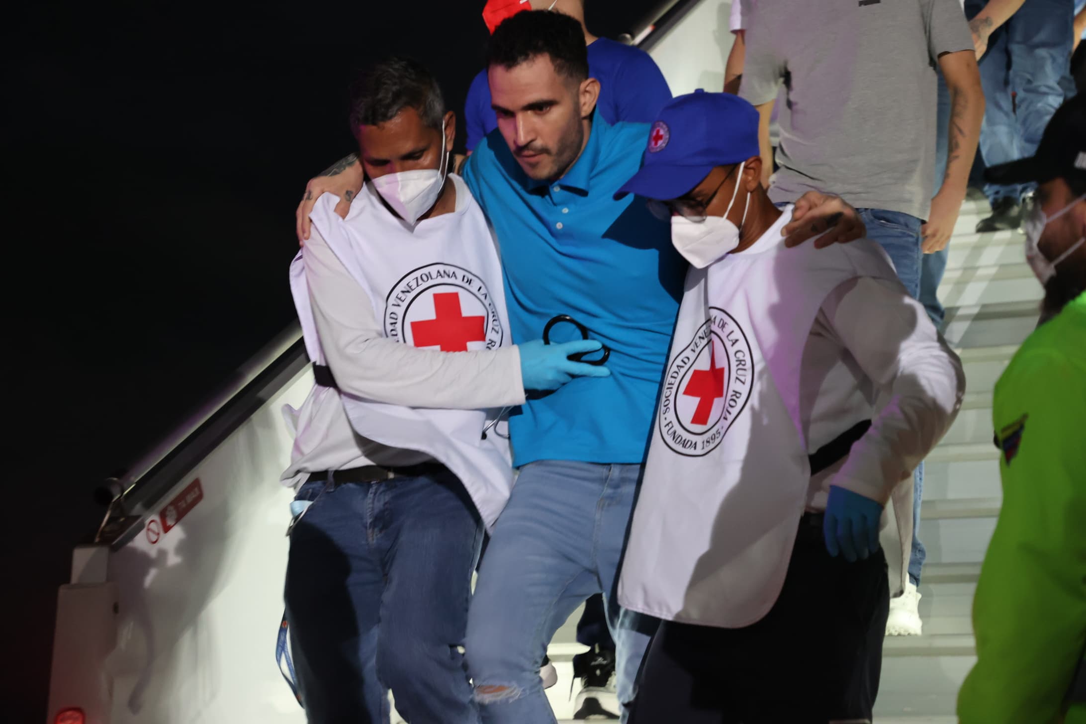 Rescatados del Cecot entregan carta ante la Cruz Roja en Ginebra
