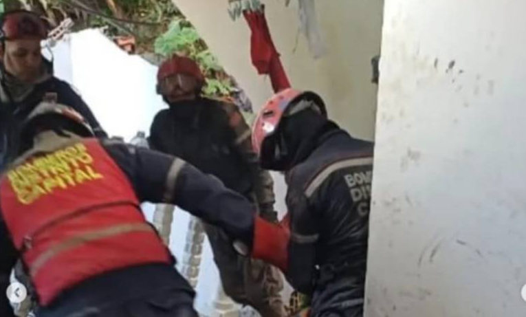 Colapsó una vivienda de tres pisos en Caracas