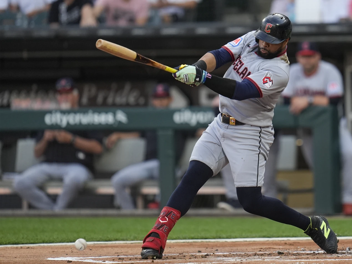 Cachorros anuncian la firma de Carlos Santana