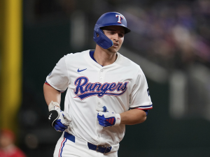 Corey Seager volvió a tomar turnos al bate