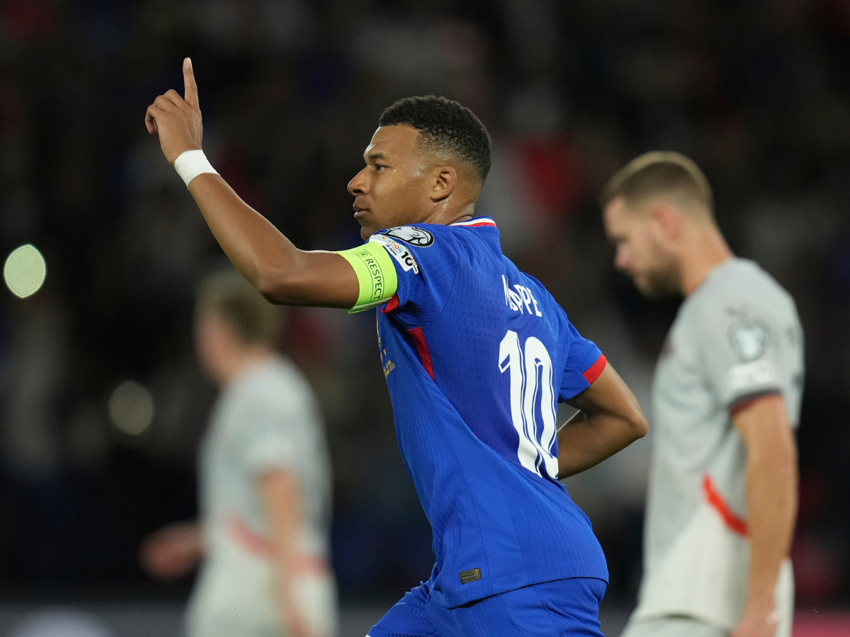 Mbappé, histórico, le dio un sufrido triunfo a Francia