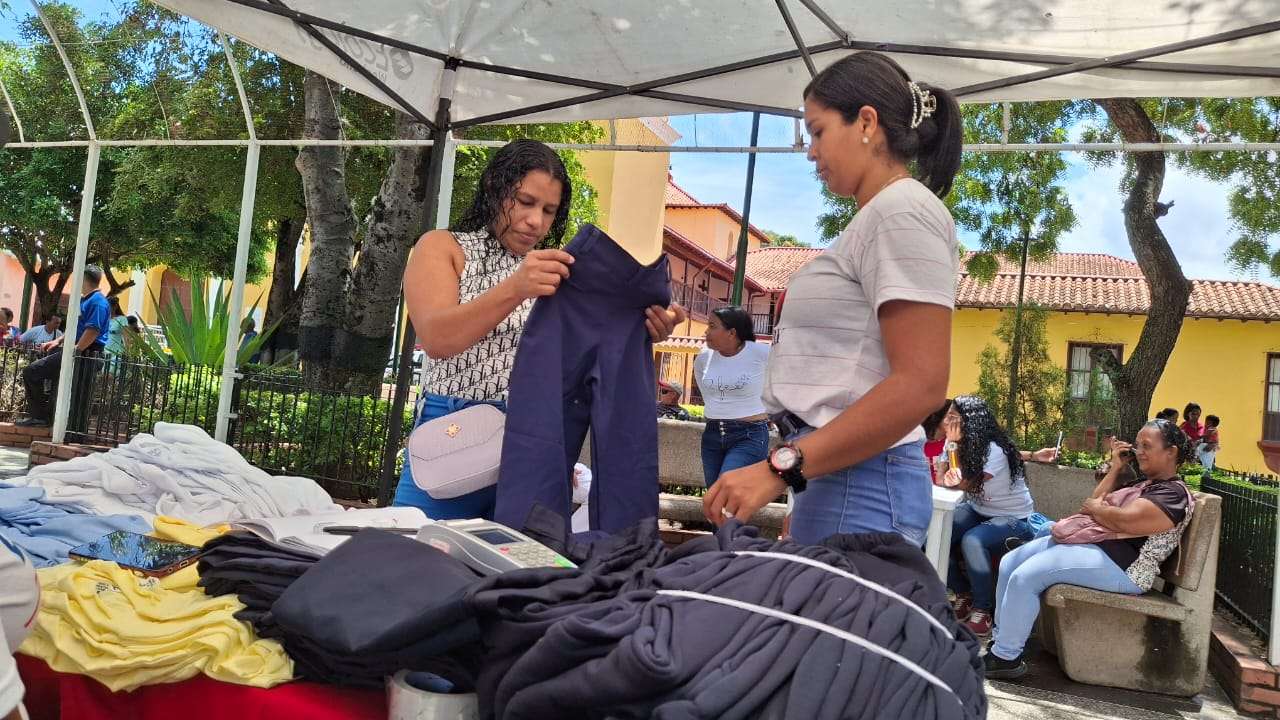 Instalan feria escolar en la plaza Bolívar de Santa Lucía del Tuy
