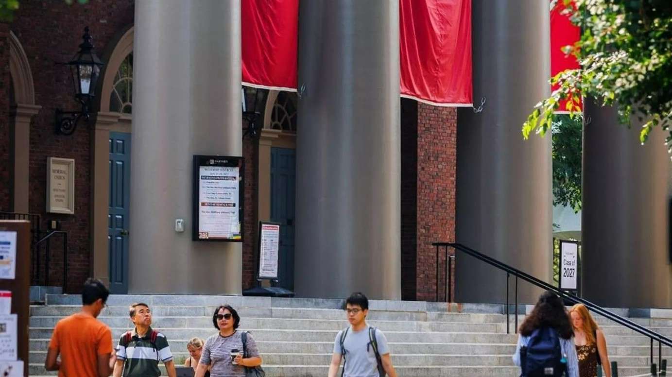 Gobierno de EEUU impone nuevas restricciones a Harvard