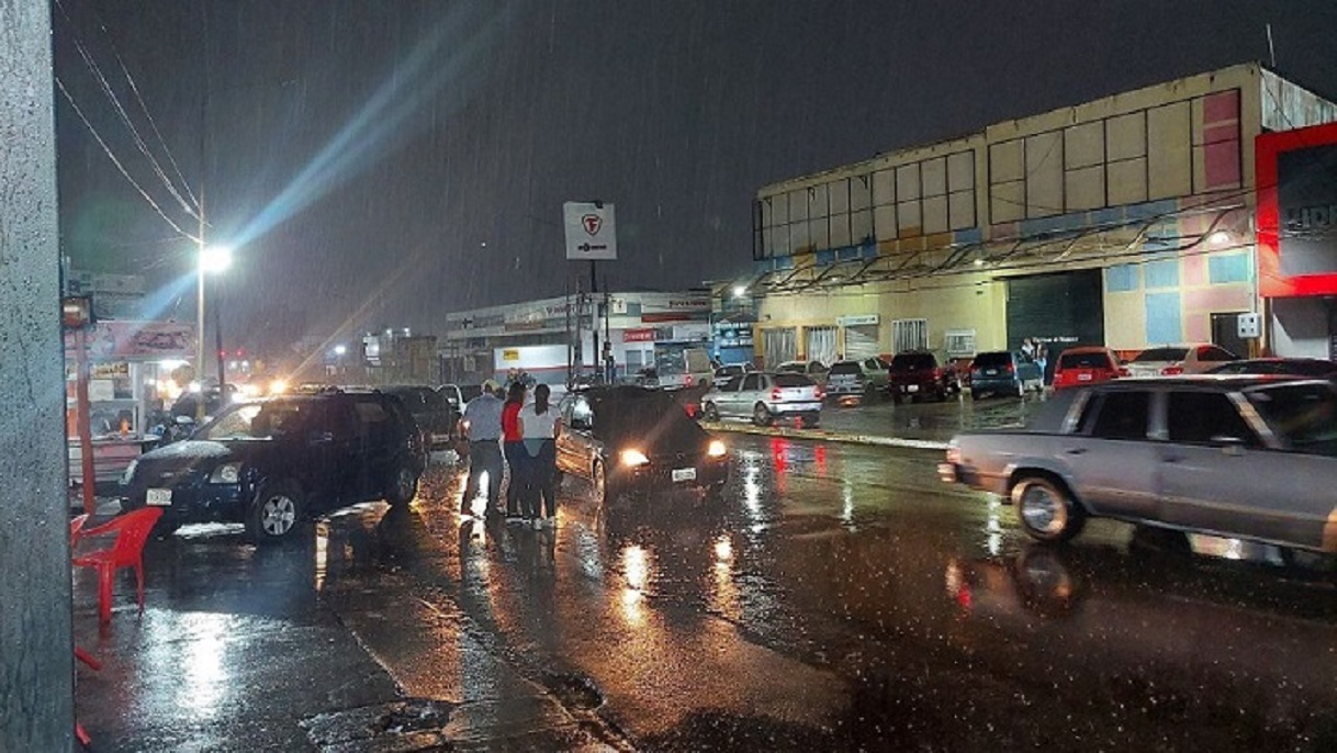 Fuertes lluvias y ráfagas de viento azotan Maracaibo