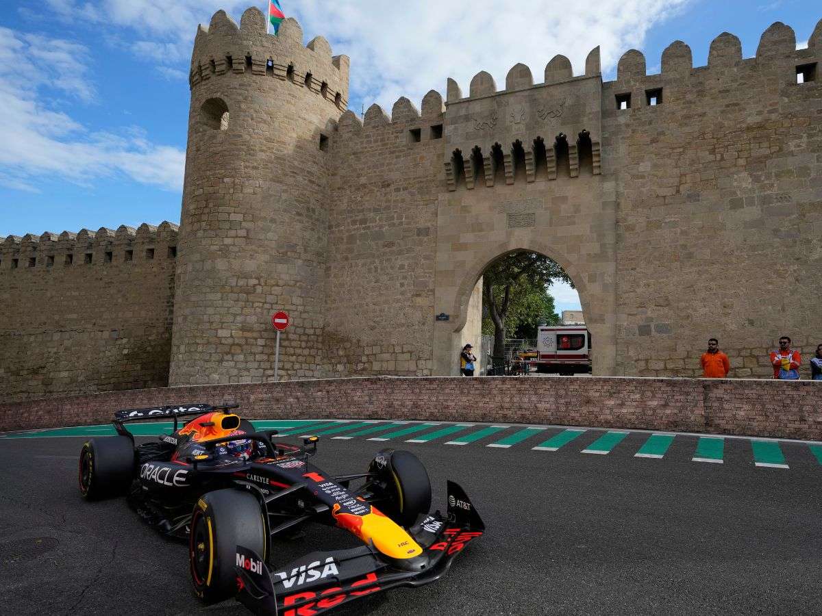 Verstappen firma la 'pole' en Azerbaiyán
