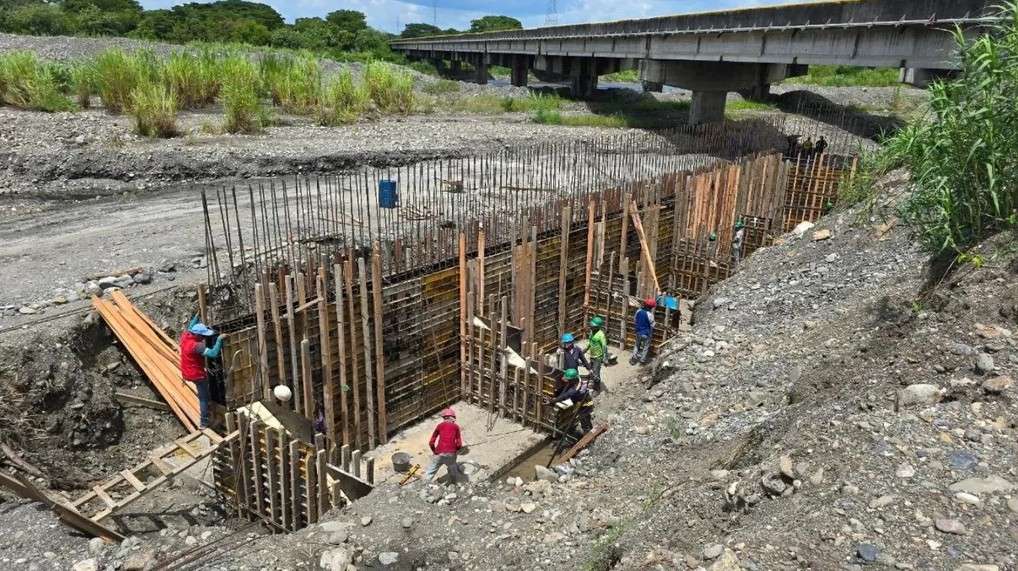 Construyen muro de contención para evitar colapso del puente El Guache
