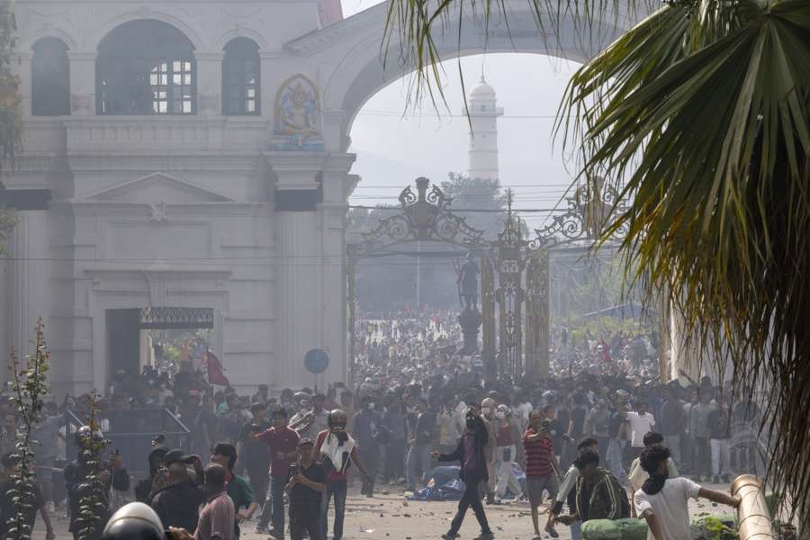 Esposa de ex primer ministro de Nepal muere tras ser quemada por manifestantes