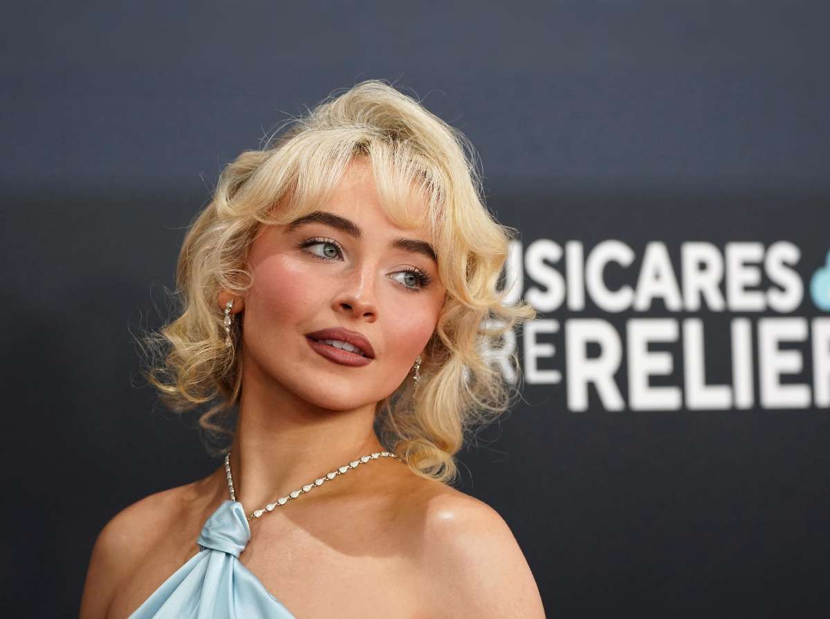 Sabrina Carpenter le canta a las rupturas con humor y atrevimiento