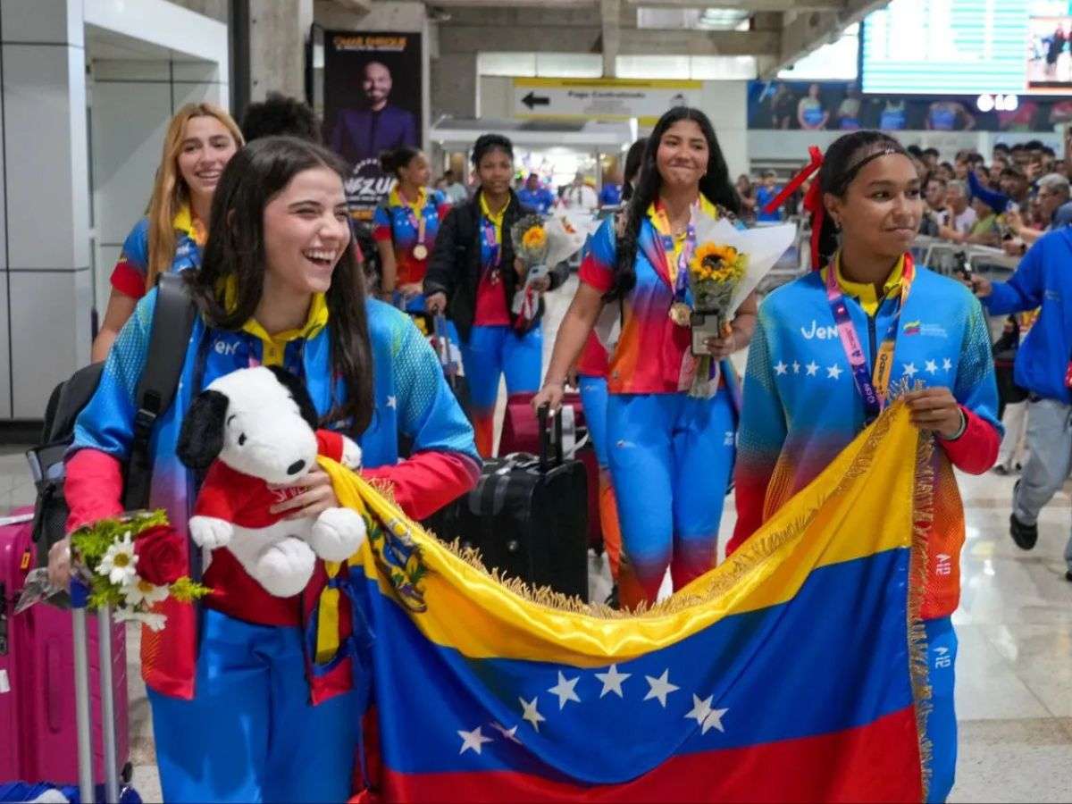 Sub-17 de voleibol regresó bañada en oro
